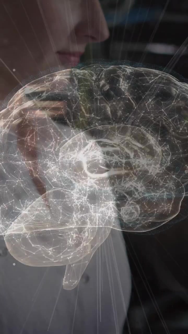 Animazione di connessioni e cervello digitale su donna caucasica in sala server