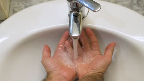 Öffnen-Sie-Den-Wasserhahn-In-Der-Spüle,-Wobei-Wasser-In-Die-Hände-Fällt