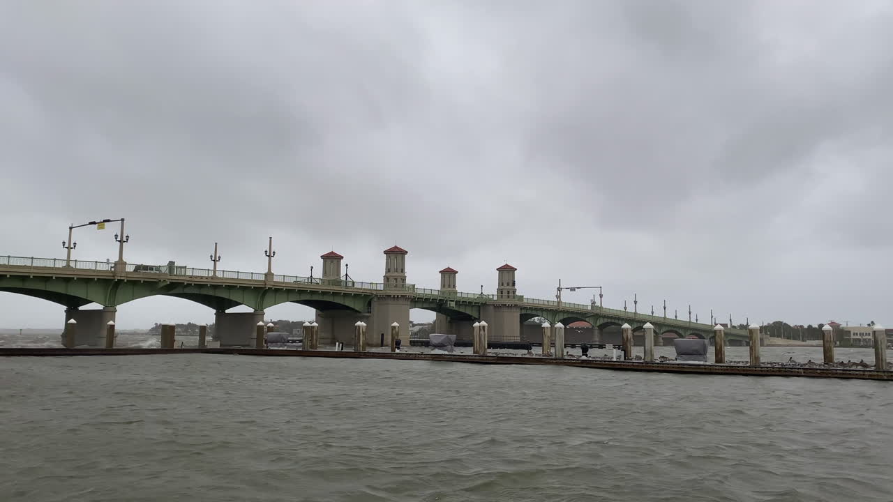 구름이 많고 불길한 허리케인 날씨, 사자의 다리, st