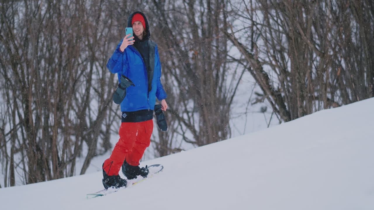 usa tu teléfono inteligente para tomar fotografías de paisajes mientras haces snowboard en la pista de esquí
