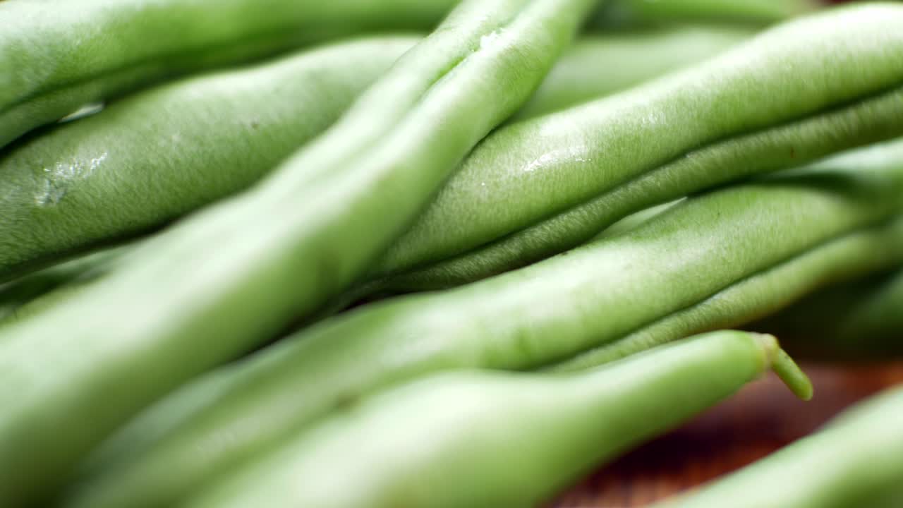 habas crudas frescas sin cocer en la superficie de la cocina de madera cerrar el enfoque selectivo