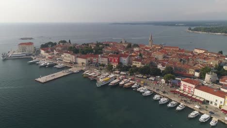 Vista-Aérea-De-Porec,-Parenzo-Al-Atardecer