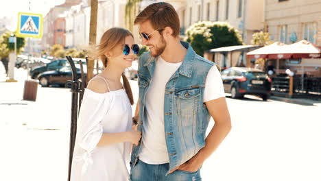 una pareja disfrutando de un día en la ciudad.