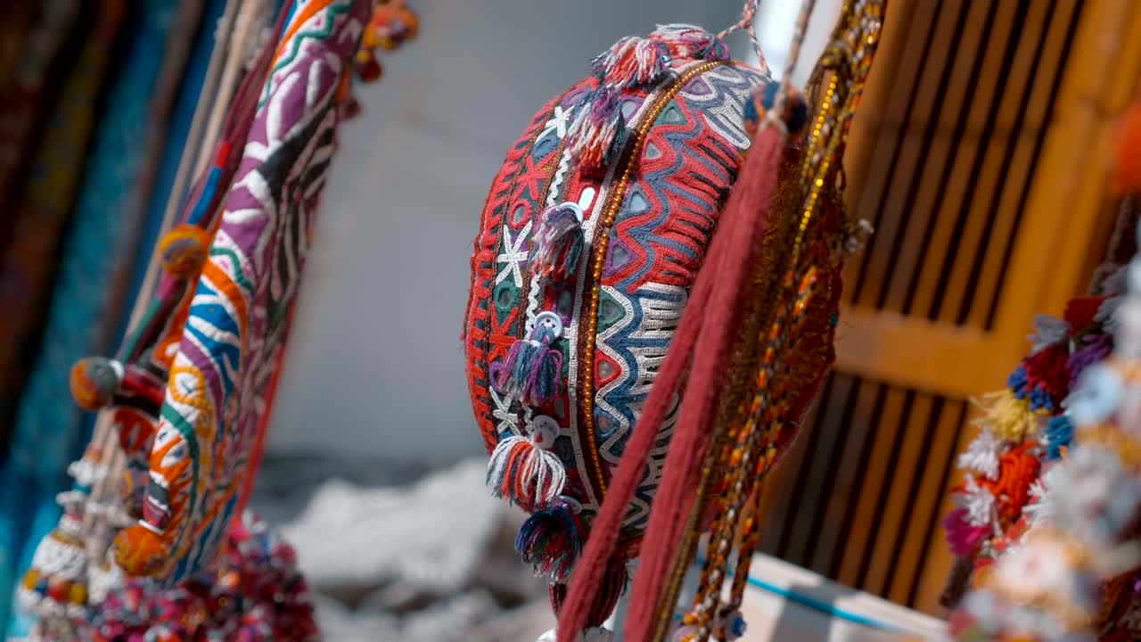 los recuerdos nacionales tradicionales indios de colores revolotean en el viento.