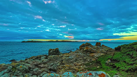 impresionante lapso de tiempo de nubes bajas moviéndose sobre el océano y la costa al amanecer