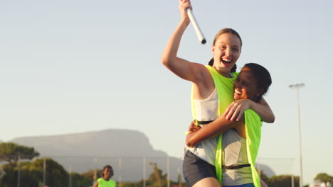 joven jugador de hockey marcando un gol