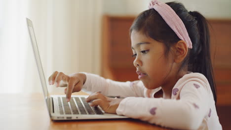 niño aprendiendo a contar en una computadora portátil en casa