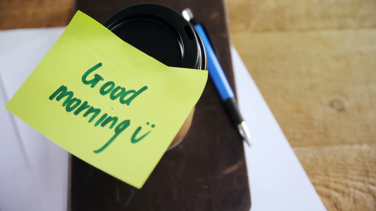 café con mensaje en el escritorio 4k