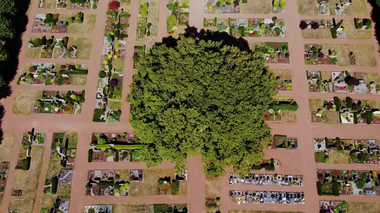 Ripresa aerea di un cimitero a Kranenburg, Germania