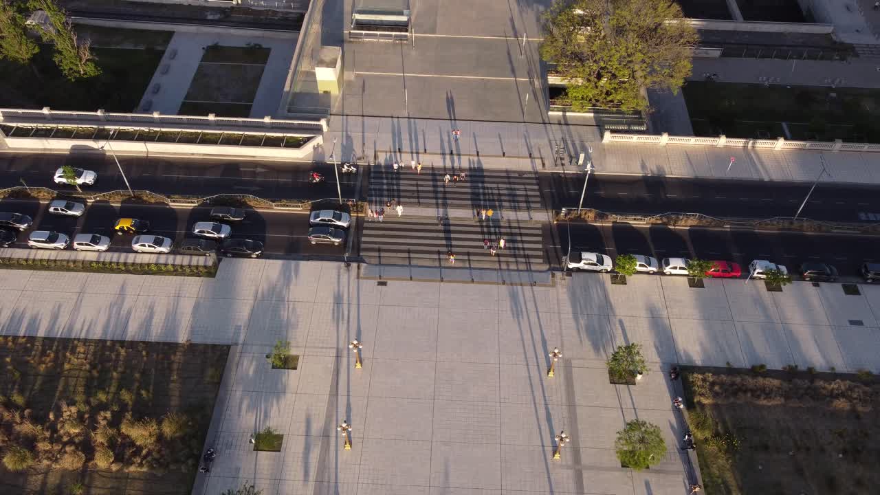 황혼, 아르헨티나 부에노스 아이레스 도심의 도보 거리를 건너는 사람들