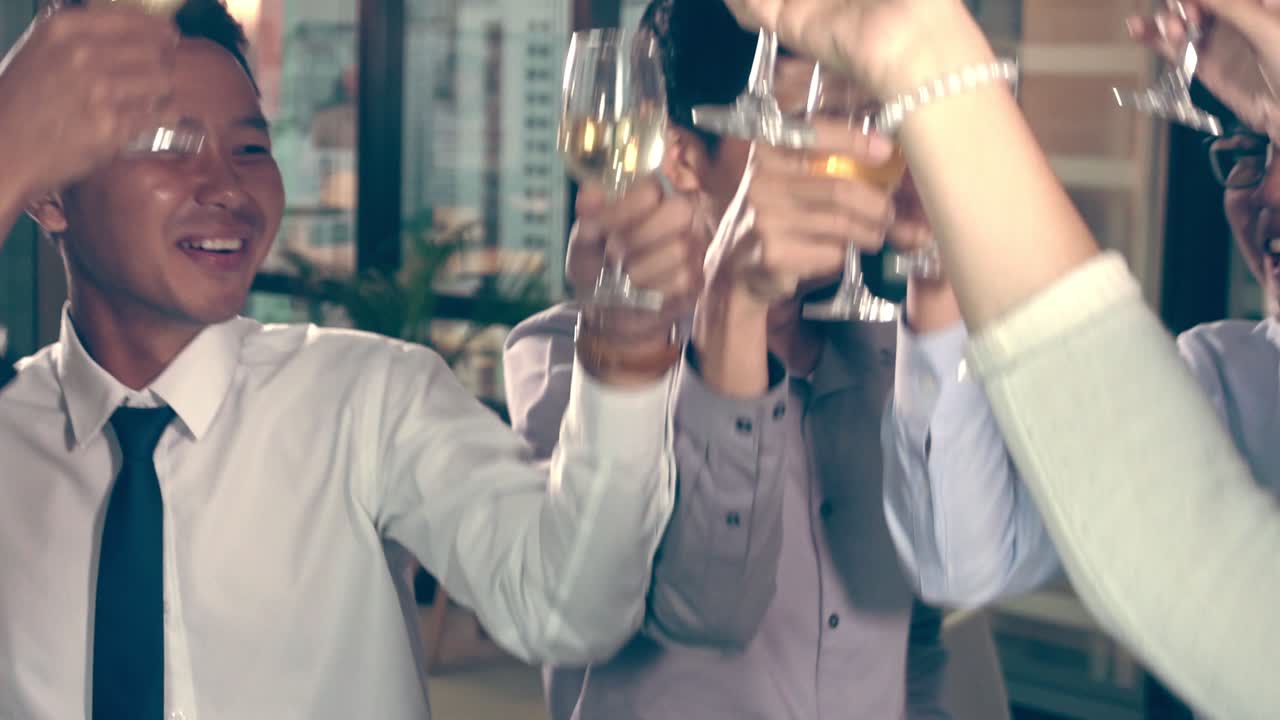 los empresarios exitosos beben vino y champán en el banquete de la sala de baile.