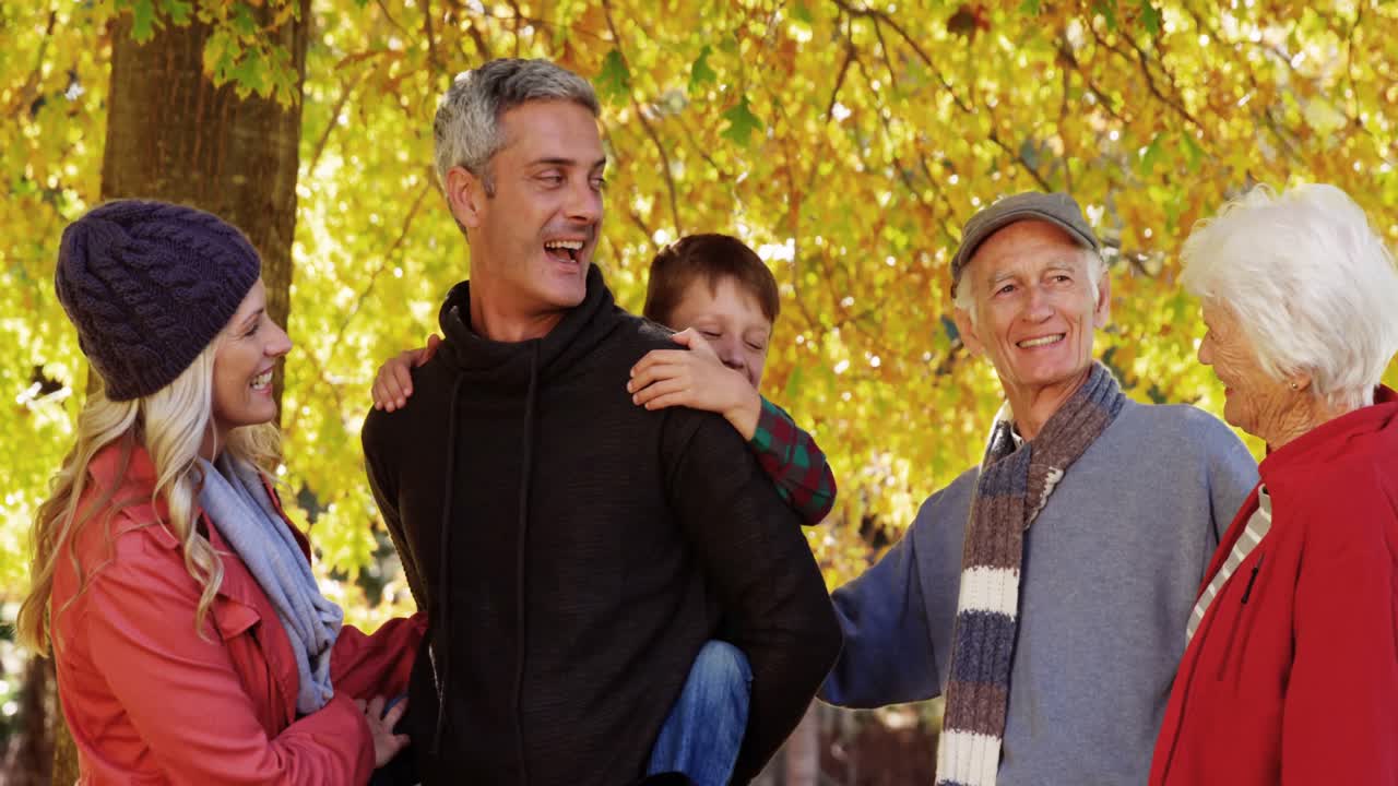 아빠가  ⁇ 에 서 있는 가족과 함께 돌아온 소년