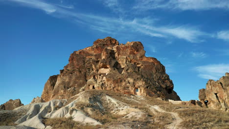 Stone-carved-houses-in-cliff-caves-of-Goreme,-Turkey