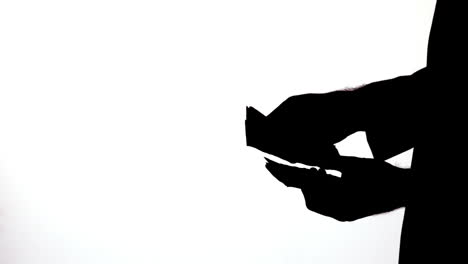 silueta de un hombre de negocios contando dinero