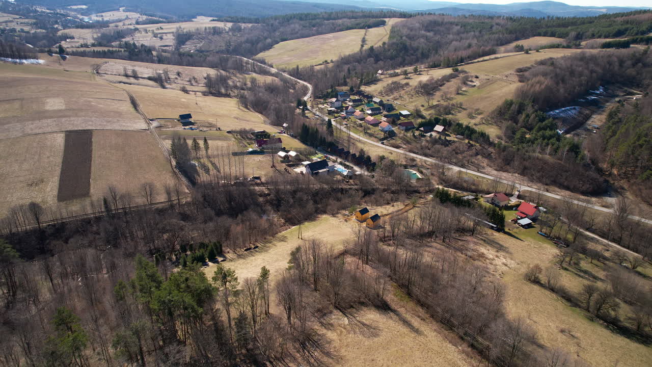 vista aérea hacia atrás del valle de polanczyk. polonia. luz del día