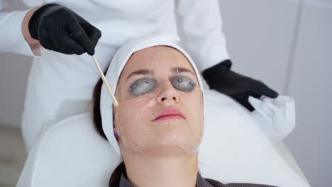 tratamiento facial con máscara ocular