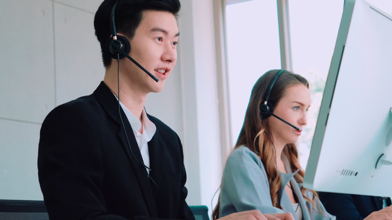 사무실 에서 일 하는 헤드 ⁇  을 착용 한 사업가 들