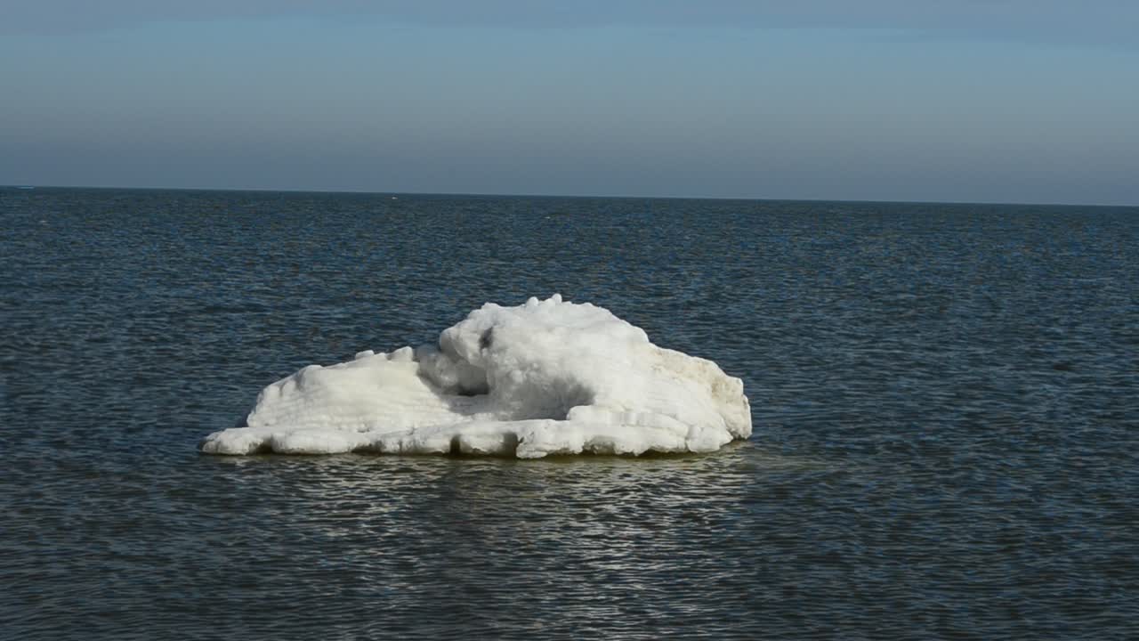 Riprese a febbraio. Lastra di ghiaccio in mare, inverno