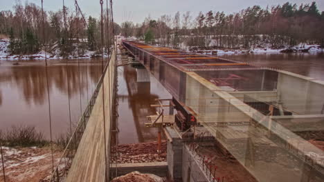 Lapso-De-Tiempo-De-Un-Viejo-Puente-Siendo-Reemplazado-Por-Un-Puente-Recién-Construido