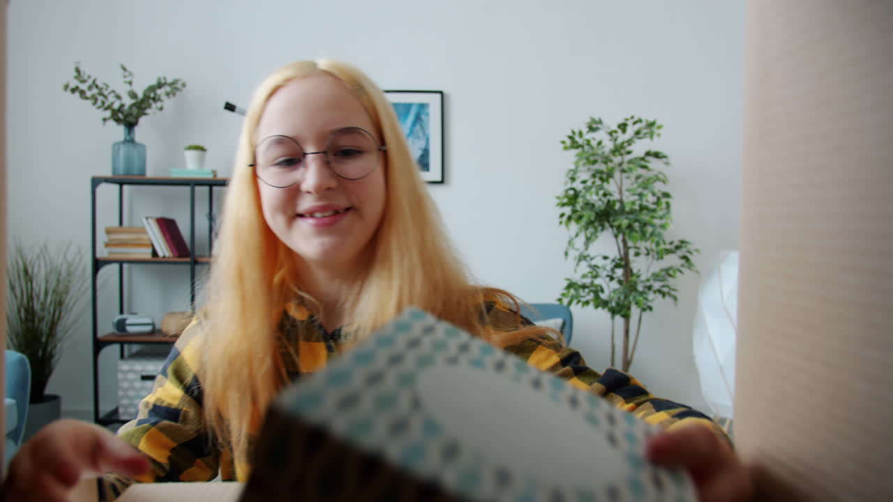 Utpakking av hodetelefoner – Tenåring åpner gave.