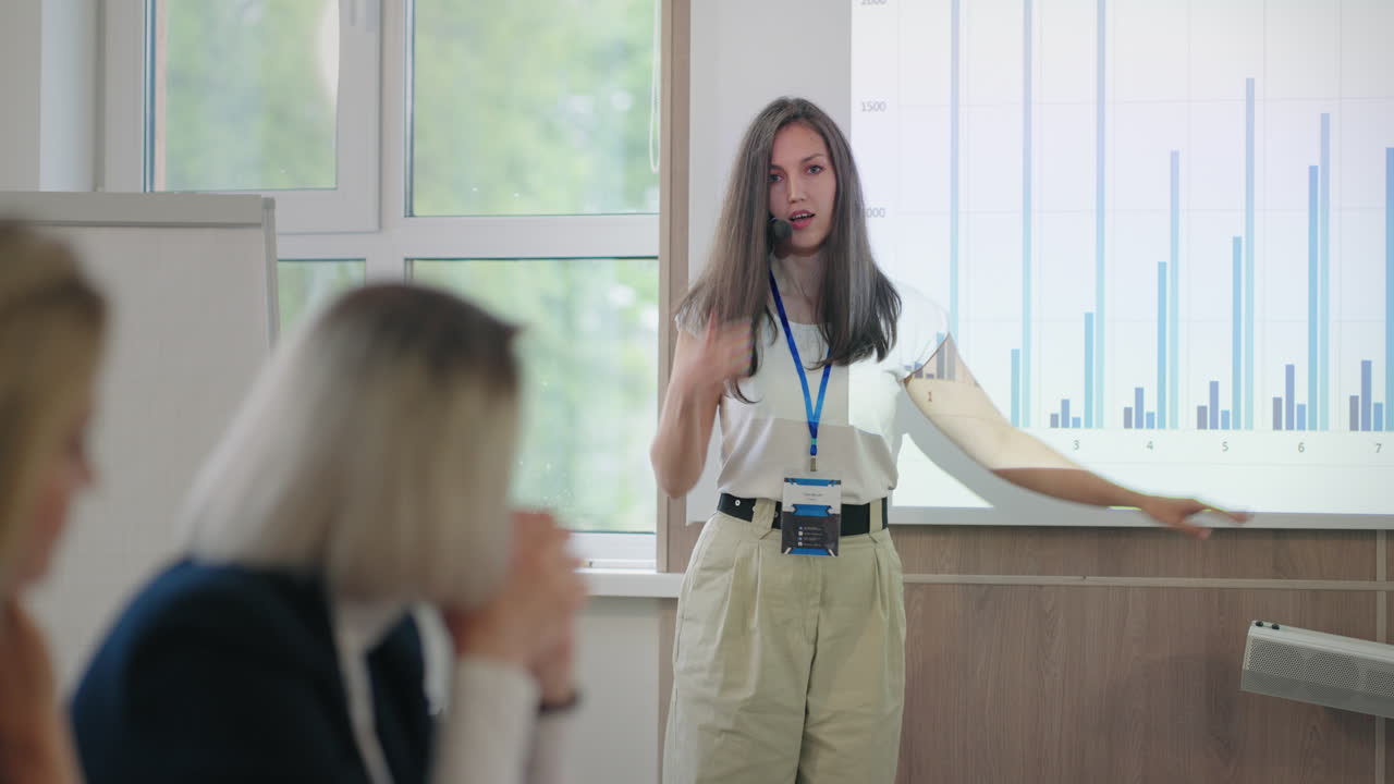 seminario de negocios con economista profesional o analista financiero mujer está hablando para especialistas