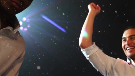 animación de manchas blancas sobre un grupo feliz de amigos bailando divirtiéndose en una fiesta