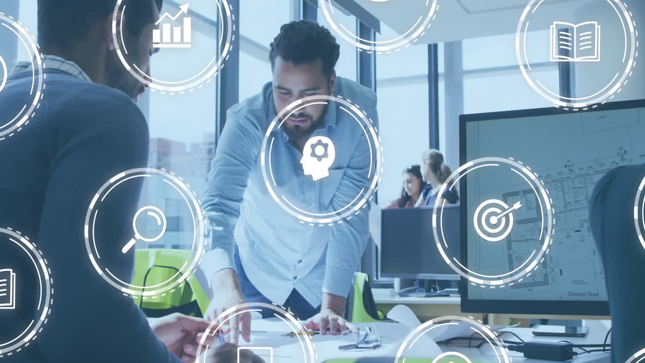 animación de icono en círculos sobre diversos arquitectos discutiendo sobre el plano de piso en el plano