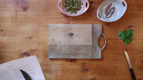chef blanco cortando comida en una tabla de cortar de madera