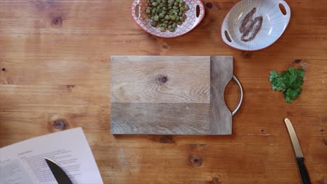 chef blanco cortando comida en una tabla de cortar de madera