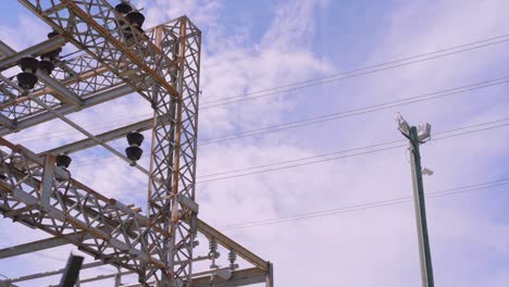 vista en bajo ángulo de la red eléctrica y las líneas eléctricas