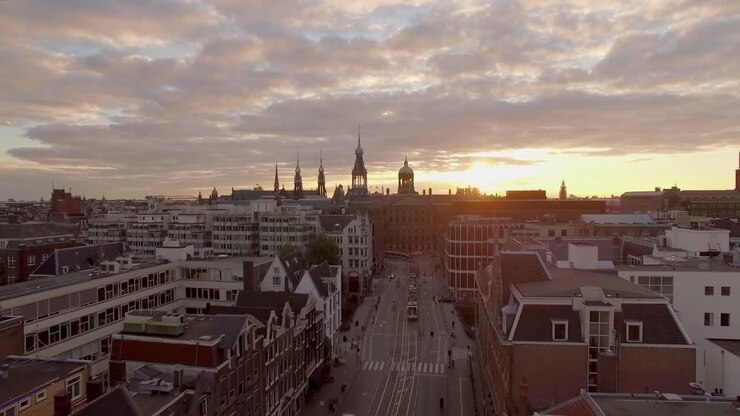 Una suggestiva rivelazione aerea cinematografica di Amsterdam, Italia all'alba