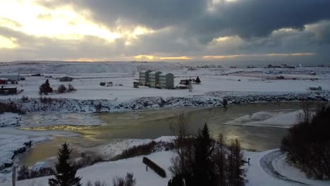 Bonito-Pueblo-En-El-Norte-De-Islandia-Dividido-En-Dos-Partes-Por-Un-Rio-Glacial-Ubicado-En-La-Costa-Del-Norte-De-Islandia-Y-Muy-Bien-Ubicado-En-La-Ruta-N1,-Uno-De-Los-Mejores-Pueblos-Para-Ver-La-Aurora-Boreal