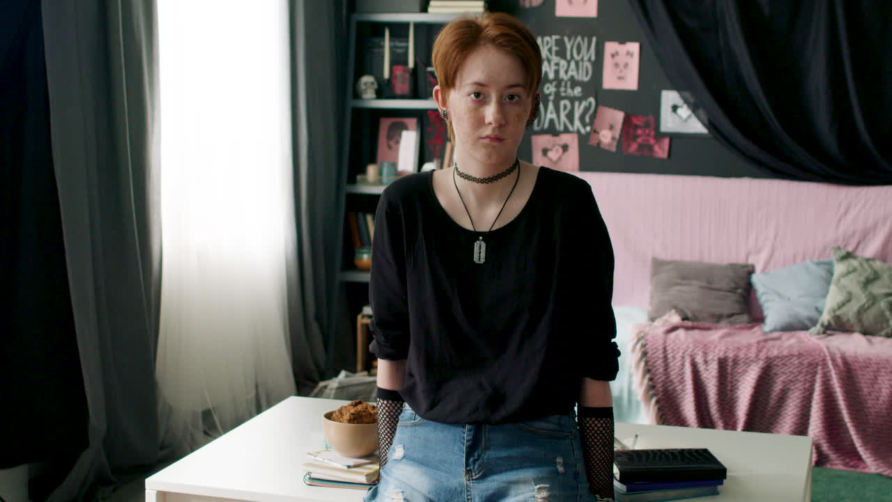 chica en el dormitorio