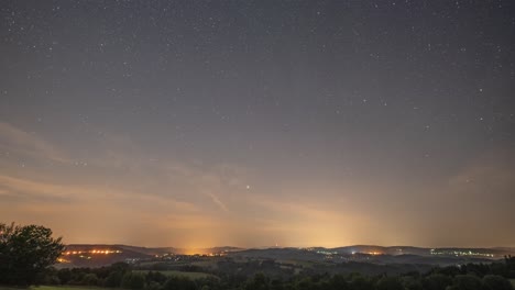 las nubes rodan sobre el paisaje rural en el cielo nocturno mientras el sol se levanta por encima