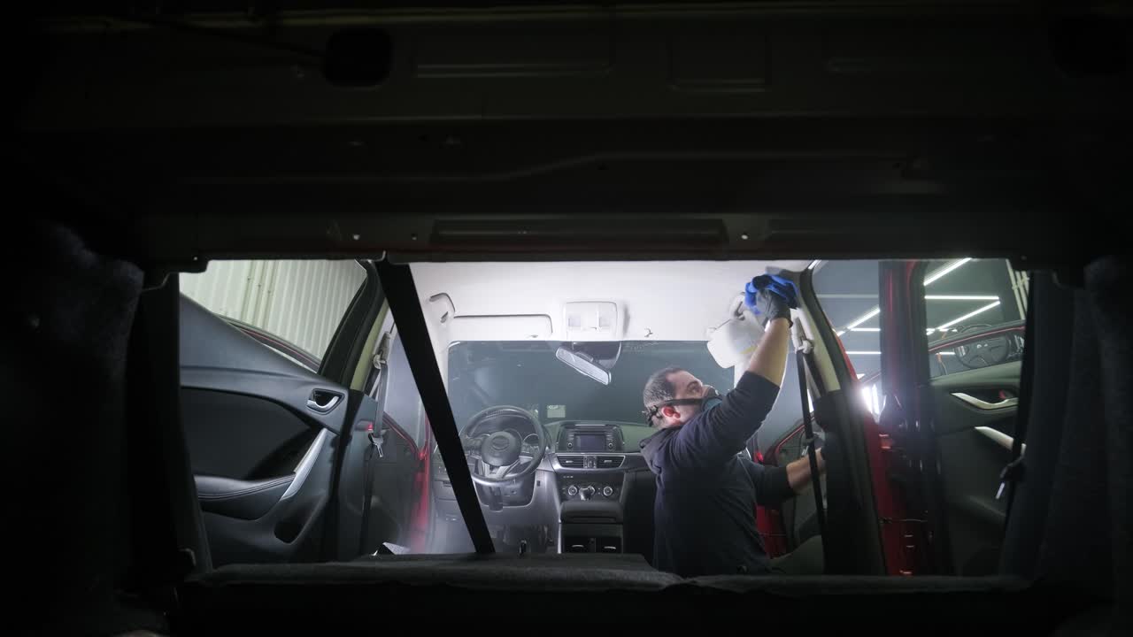 전문적인 자동차 청소. 샤워. 인테리어 세부 사항. 자동차 인테리어를 건조 청소 및 세부 사항; 깊은 좌석 청소; 자동차 세탁에서 거품을 는; 먼지에서 자동차 패널을 청소하는; 진공청소기