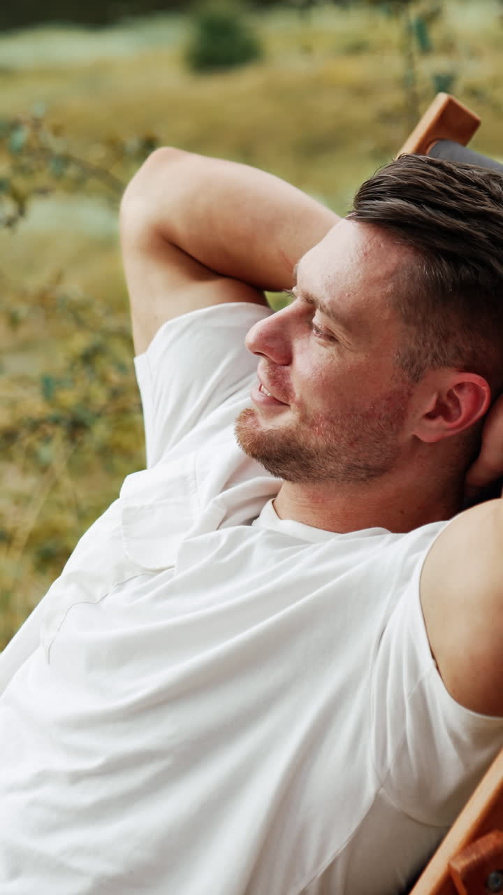 hombre relajándose al aire libre
