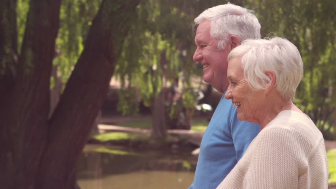 Nonni che camminano in un parco