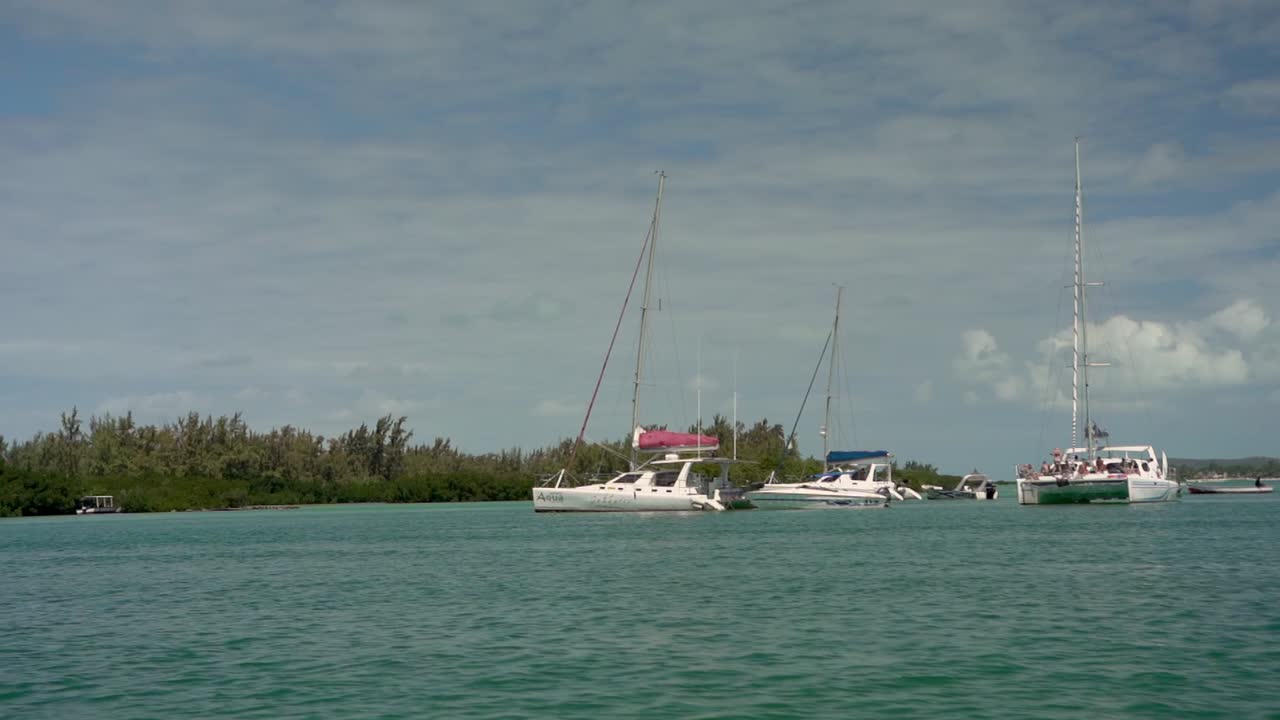 vista en cámara lenta del mar y catamaranes en mauricio