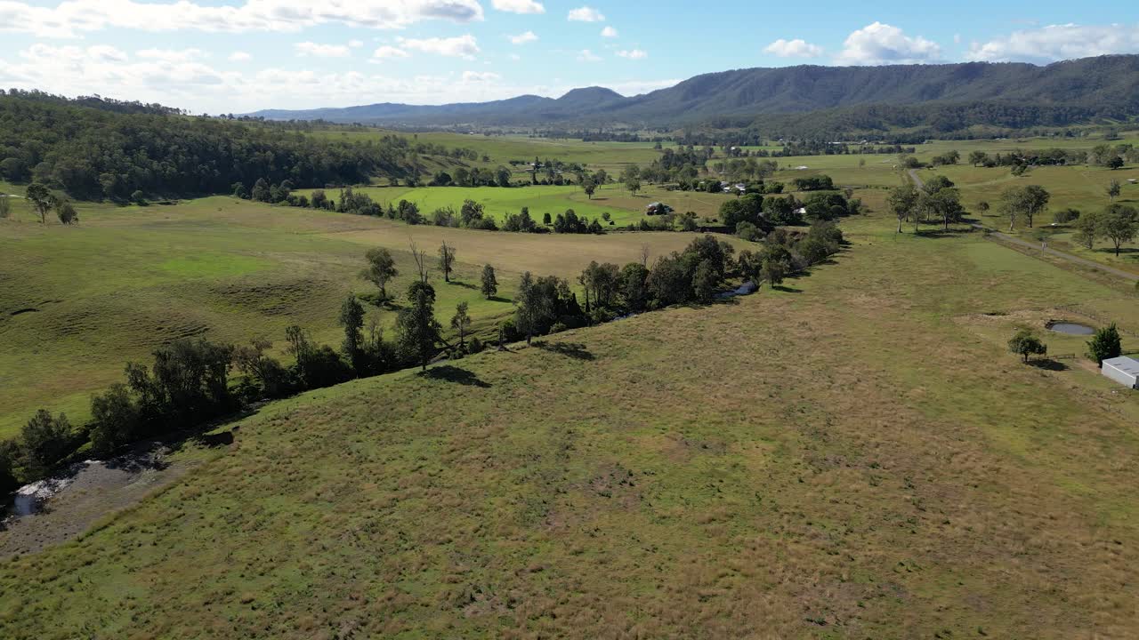 vistas aéreas sobre las tierras de cultivo en lamington en el borde escénico, queensland, australia