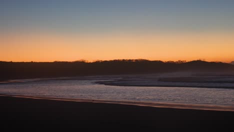 Cerrar-El-Amanecer-Sobre-Una-Hermosa-Ensenada-En-El-Norte-De-Gippsland-Victoria