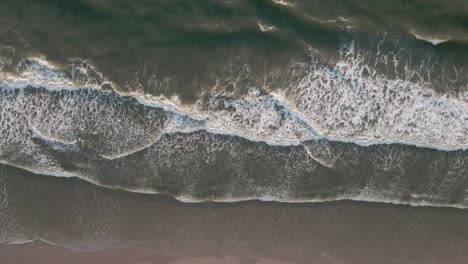 Peaceful-waves-rolling-and-crashing-on-the-seaside-during-a-beautiful-sunrise-in-Jacksonville,-Florida