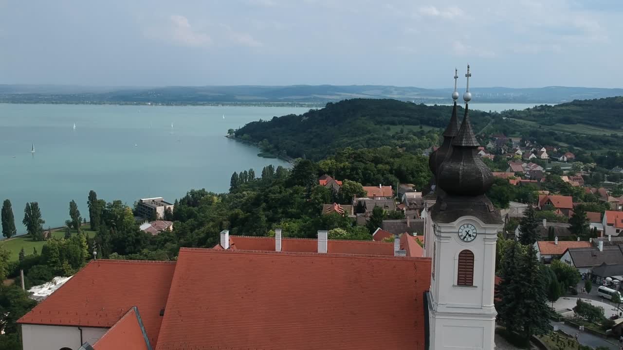 Awesome drone footage of Tihany located at Balaton, Hungary. You can have a nice view of Tihanyi Apatsag. Have fun!