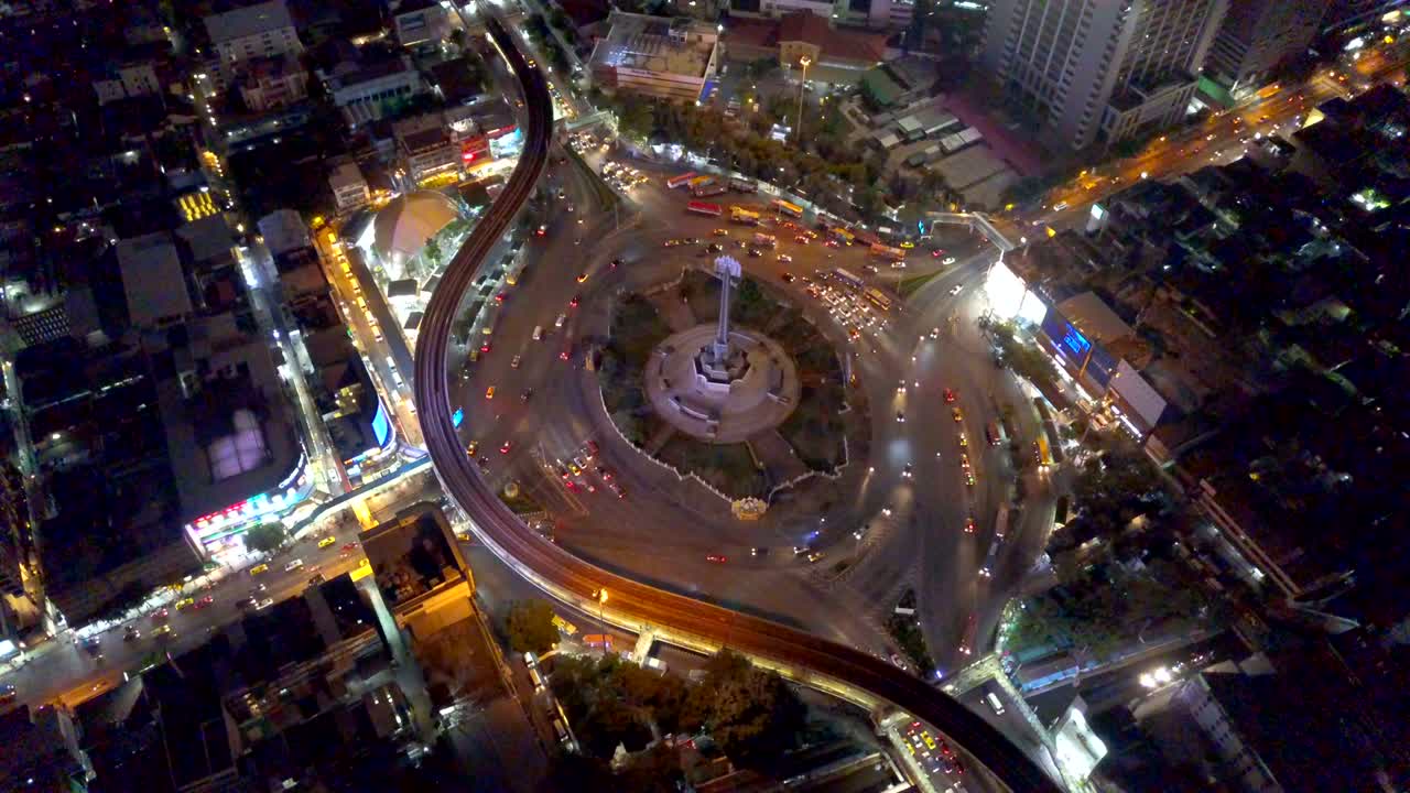 vista aérea en el monumento a la victoria en bangkok, tailandia