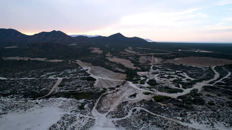 Zurückweichende-Drohnenaufnahme-Der-Wüste,-Trockener-Flüsse-Und-Strände-Von-Baja-California-Sur-Mexico