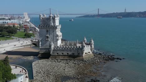 Luftaufnahme-Des-Belem-turms-Befestigter-Turm-In-Der-Bürgergemeinde-Santa-Maria-De-Belem-In-Lissabon-Portugal,-Der-Die-25-De-Abril-brücke-Schwelgt