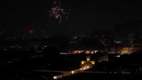 Toma-Aérea-De-Los-Fuegos-Artificiales-De-Año-Nuevo-En-La-Noche-Sobre-Antigua-Guatemala