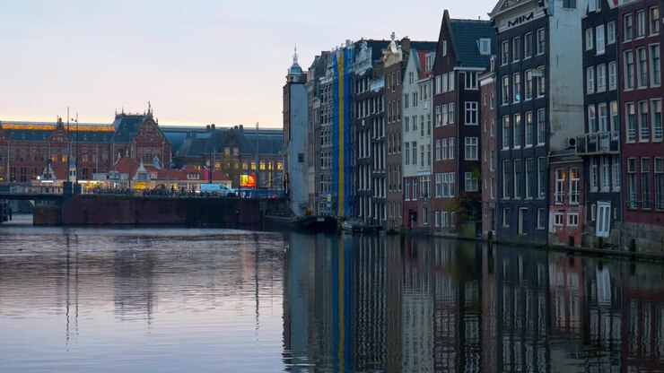 Vista del canale di Amsterdam Centraal in inverno
