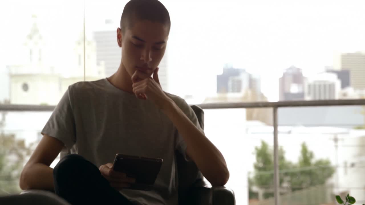 Man using digital tablet at home 4k