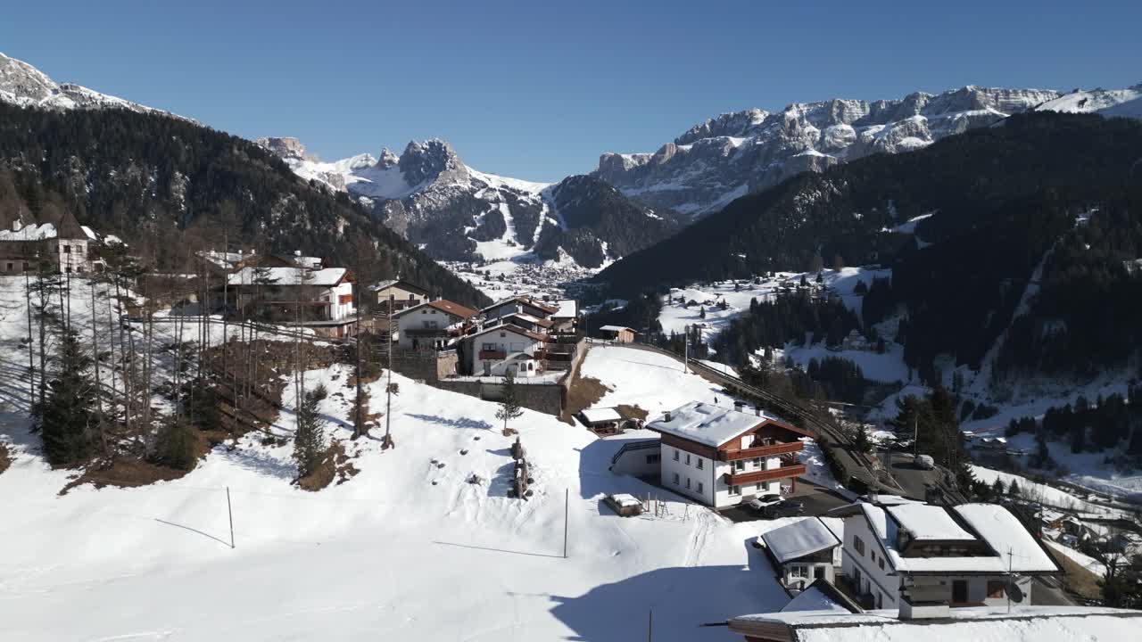 pueblo romántico en el valle de val gardena en un día soleado de invierno, dolomitas, italia, panorama aéreo