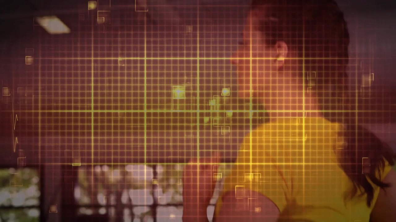 Donna che tiene una bottiglia sul tapis roulant vicino alle finestre, con una griglia ECG che si sposta, mentre la telecamera si allontana mostrando il fitness.